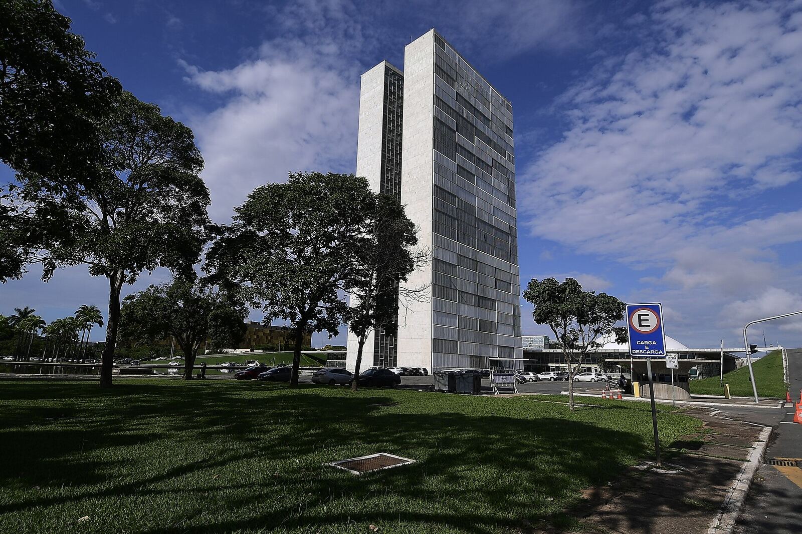 Torres do Congresso Nacional, em Brasília, vistas do gramado