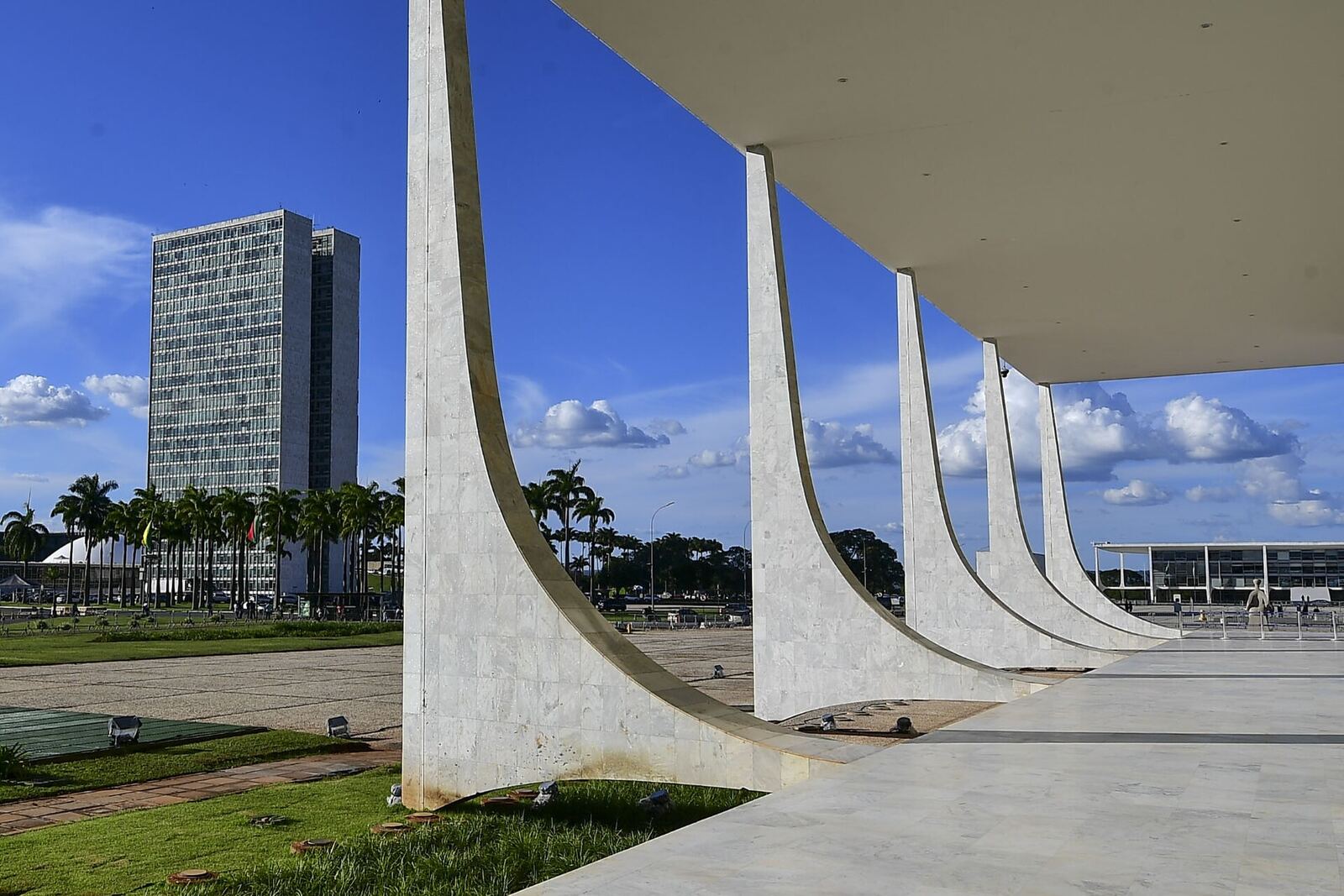 Colunas curvas da fachada do Supremo Tribunal Federal, em Brasília, sob céu azul